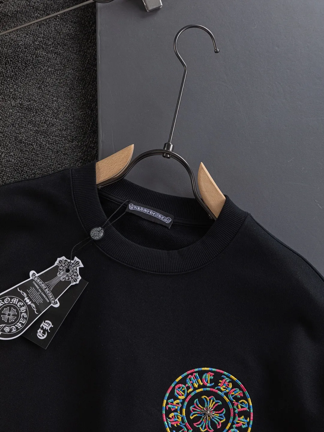 P240 Chrome Hearts CH Cross 25SS Autumn and Winter Sweatshirt Early Autumn Classic Colorful Horseshoe Patch Embroidery on the Chest Colorful Cross ✝️🪡Embroidered Logo on the Back Round Neck Pullover Sweatshirt, a popular style, a style that both men and women like, same style for men and women, 100% chance of turning heads when you wear it when you go out! It’s all about being handsome. The designer’s classic sense is precisely grasped. The whole piece of clothing is heavy. Industrial washing process. Ready-made garments are dyed + sprayed for a horse effect. The double-wash process is very recognizable. It uses heavy washing to make it distressed. The edges of the patch are slightly rolled and naturally distressed. It has a three-dimensional sense of layering and a little damage. It is very visually lethal. It adheres to Kroxin's consistent rough style. The chest and back are large, and the horseshoe flower printed patch pattern is embroidered and decorated. It is also decorated with silver metal engraved distressed buttons. The classic elements full of brand recognition instantly enhance the overall sense of grade and specification. Its texture is quite high-end! The overall feeling is high-end, simple and elegant, with silver hardware accessories, a full set of customized accessories, and the pattern of the entire dress is all decorated with patchwork three-dimensional embroidery technology, which is the finishing touch of the entire dress. The design on the back is even more eye-catching! ! This full back is so cool, it’s full of design, and the overall upper body style highlights fashion and individuality. Wearing it together as a couple is even more popular on the street. I recommend the early autumn sweatshirt! ! The fabric is a unique 440g 100% cotton, which is skin-friendly, breathable, warm to the touch, firm in texture, and smooth in lines. It can be called a back killer, which has very strict requirements on craftsmanship and cost. The smooth neckline, flat cuffs and hems are large and tightly stitched, tight and orderly, and the details are perfect. The consistent OS version can be worn alone or layered. It is very casual, but very iconic! It is simply the flagship of high-end trendy brands and must be included in your wardrobe. It has the American fashion spirit of freedom and individuality, and is highly recognizable and stylized! Color: Black White Size: S-XL Size chart: S: Shoulder width 51-Bust 56-Length 69 M: Shoulder width 52.5-Bust 58-Length 71 L: Shoulder width 54-Bust 60-Length 73 XL: Shoulder width 55.5-Bust 62-Length 75